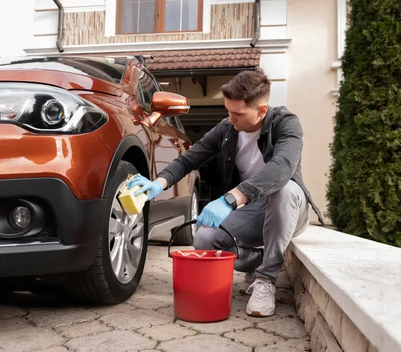 Lavage auto à domicile Saint-Pierre-des-Landes : professionnel intervenant sur un véhicule
